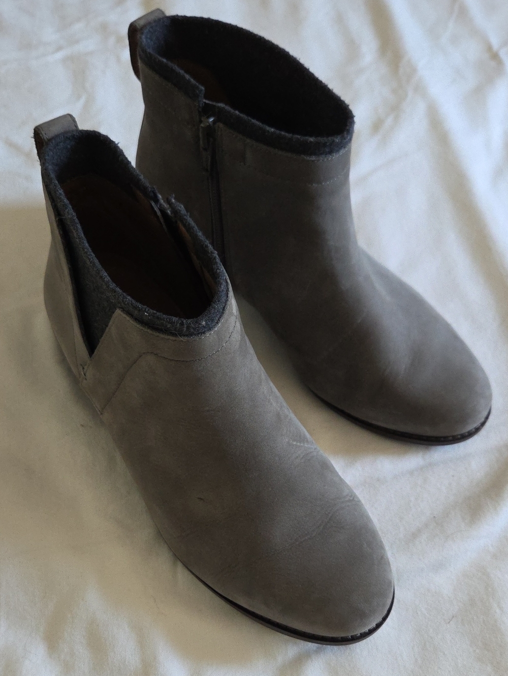 Vionic Women Gray Suede Weather Resistant Size 8 W